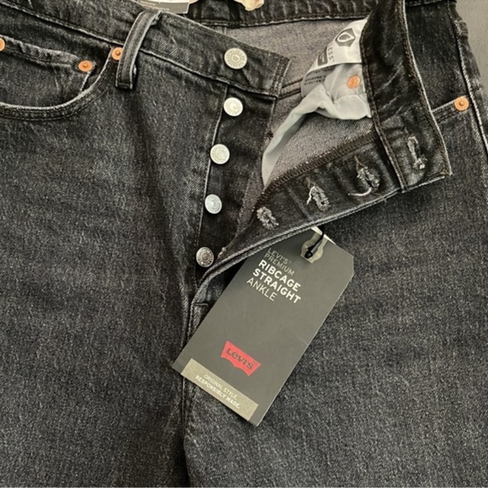 NEW WITH TAGS PREMIUM LEVIS RIBCAGE STRAIGHT (FIRM)